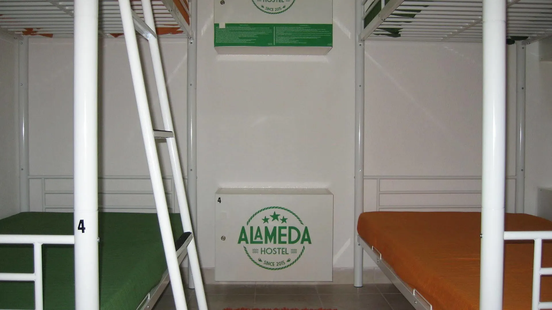 Alameda Hostel ポルティマン 2*,