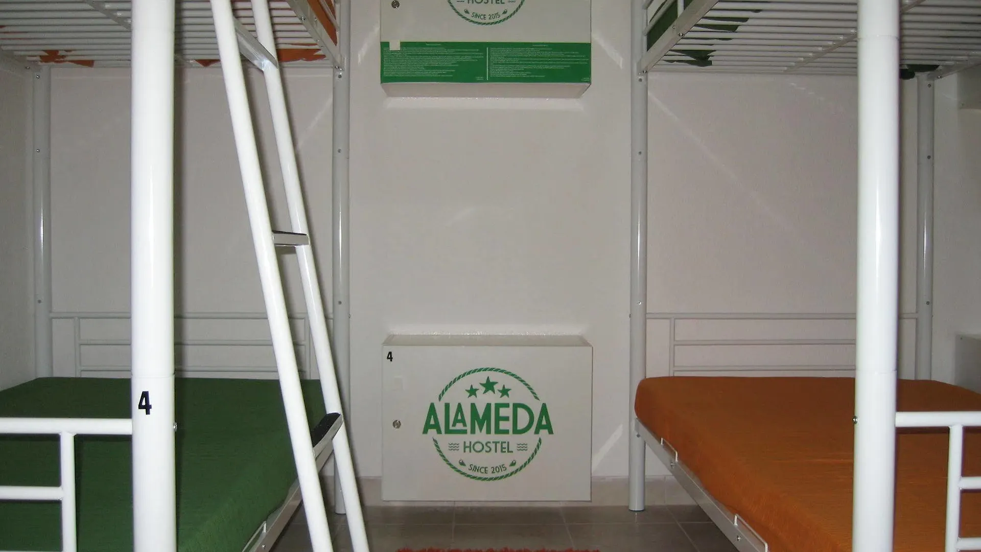 Alameda Hostel Портиман 0*,