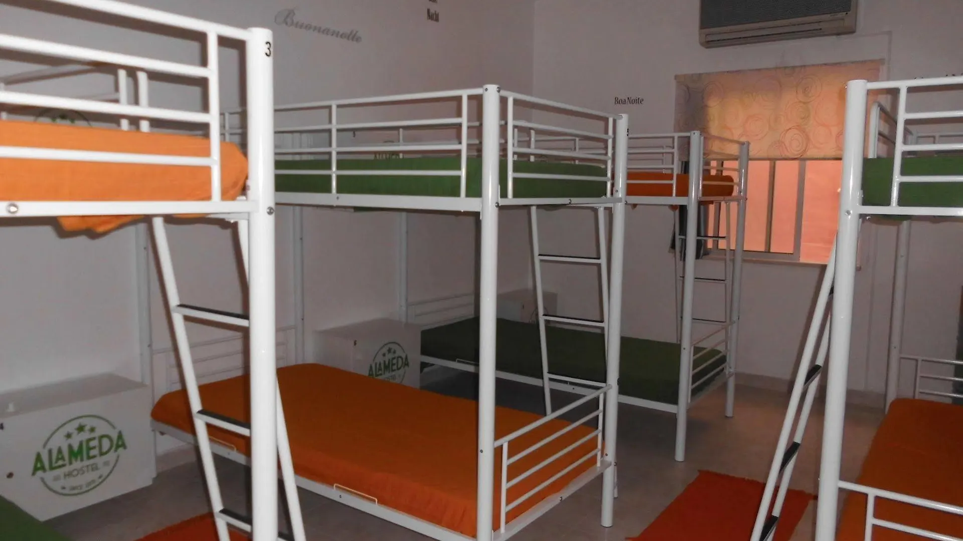 Alameda Hostel Портиман